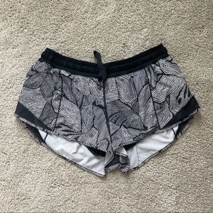 Lululemon Hotty Hot shorts 2.5” EUC